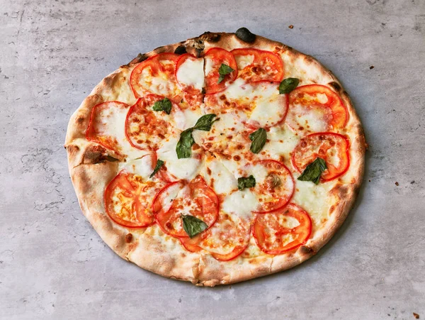 コンクリートの表面においしいイタリアのピザ — ストック写真
