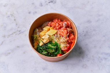  Lezzetli, mermer bir yüzeyde dürtme kasesi.