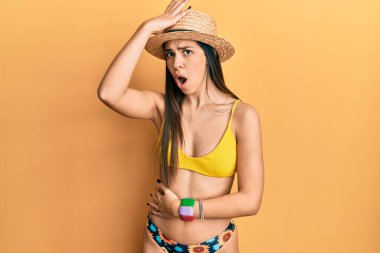 Bikini giyen genç İspanyol kadın ve yaz şapkası. Yanlışlıkla el ele tutuşan kadın. Hatayı hatırla. Unuttum, kötü hafıza kavramı. 