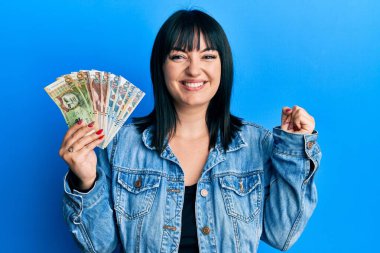 Genç İspanyol kadın elinde Peru sol banknotlarıyla gururla bağırıyor zaferi ve başarıyı kutluyor. 