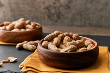 Tahta bir yüzey üzerinde kasedeki fıstık demeti.