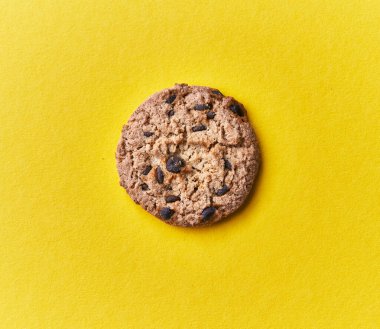  Sarı arka planda lezzetli çikolatalı kurabiye.