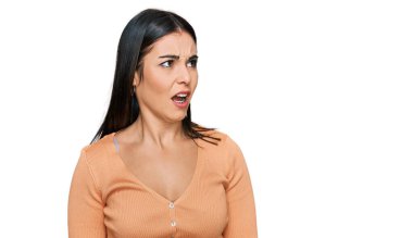 Genç İspanyol kadın gündelik kıyafetler giyiyor kızgın ve kızgın bağırıyor sinirli ve öfkeli, öfkeyle bağırıyor. öfke ve agresif konsept. 