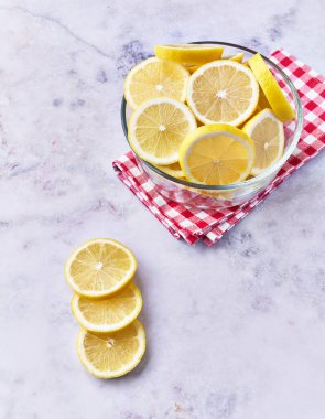  Misket yüzeyinde bir kase limon dilimi