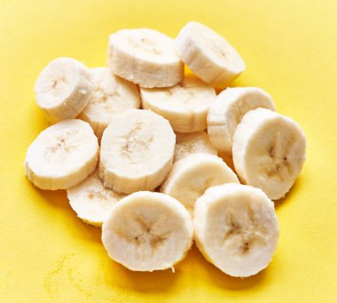  Sarı arka planda muz dilimleri