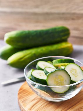  Mermer bir yüzeyde bir kase salatalık dilimi