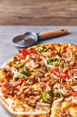  Lezzetli kebap İtalyan pizzası mermer yüzeyde