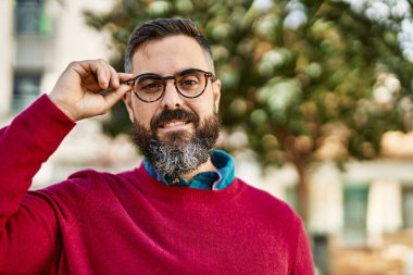 Genç İspanyol yönetici şehirde mutlu bir şekilde dikiliyor..