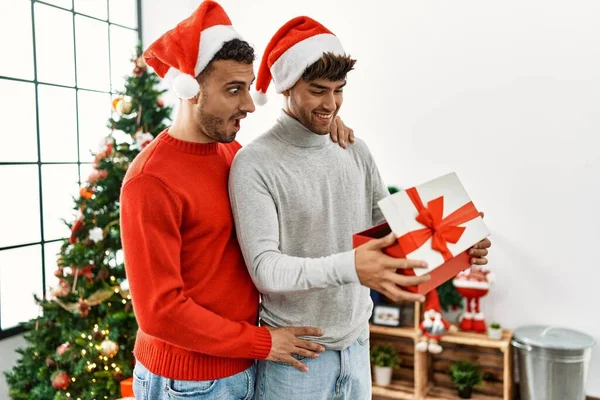 Spanyol Erkek Evde Noel Ağacının Yanında Hediyelerle Sürpriz Yapıyor — Stok fotoğraf