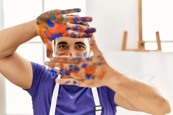 Joven Hispano Sonriendo Confiado Mostrando Las Manos Pintadas Palma Estudio — Foto de Stock