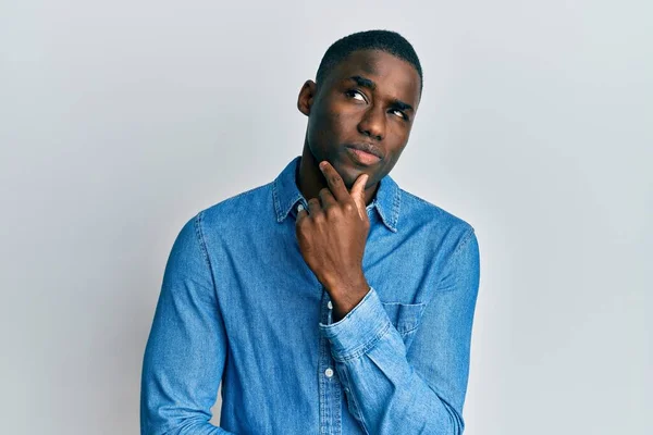 Junger Afrikanisch Amerikanischer Mann Lässiger Kleidung Der Konzentriert Mit Dem — Stockfoto