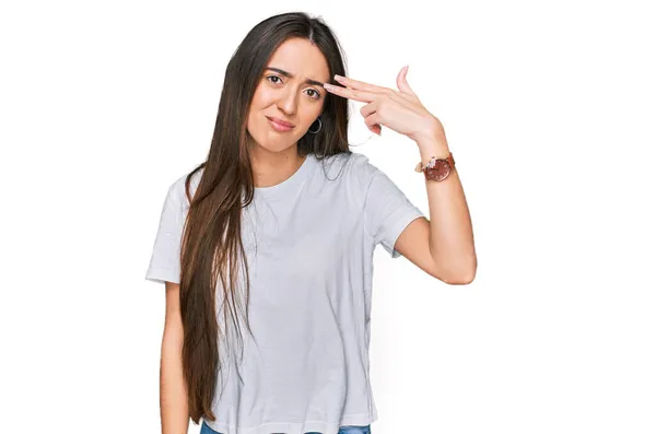 Mladý Hispánec Dívka Sobě Ležérní Bílé Tričko Střelba Zabíjení Sebe — Stock fotografie