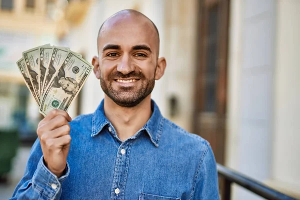 Genç Spanyol Gülümseyen Adam Şehirde Dolarlar Tutarken Mutlu — Stok fotoğraf