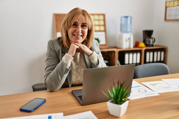 Mulher Negócios Meia Idade Sorrindo Feliz Trabalhando Escritório — Fotografia de Stock