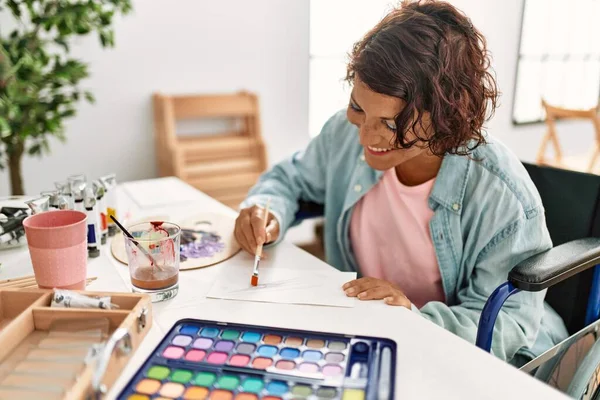 Idade Média Hispânico Artista Deficiente Mulher Desenho Sentado Cadeira Rodas — Fotografia de Stock