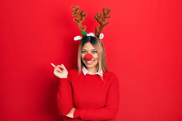 Hermosa Mujer Hispana Con Sombrero Navidad Ciervo Nariz Roja Con —  Fotos de Stock