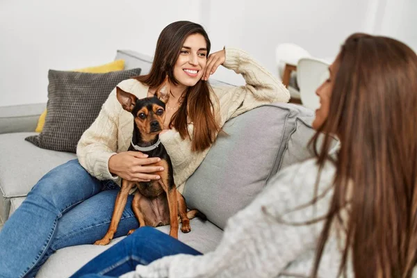 Zwei Frauen Lächeln Selbstbewusst Wenn Sie Mit Hund Hause Auf — Stockfoto