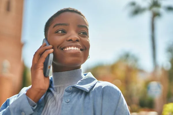 Jovem Afro Americana Sorrindo Feliz Falando Smartphone Cidade — Fotografia de Stock