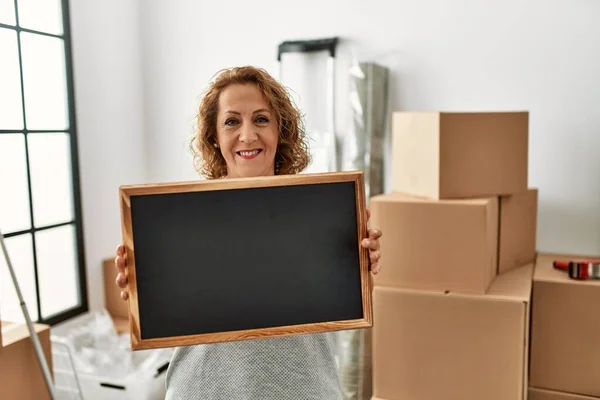 Medioevo Donna Caucasica Sorridente Felice Tenendo Lavagna Vuota Nuova Casa — Foto Stock