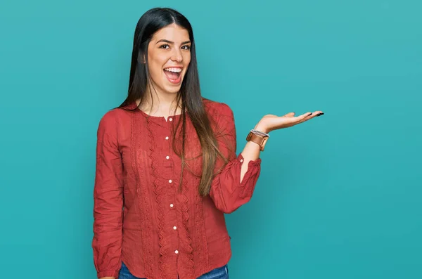 Jonge Spaanse Vrouw Casual Kleding Lachende Vrolijke Presentatie Wijzen Met — Stockfoto