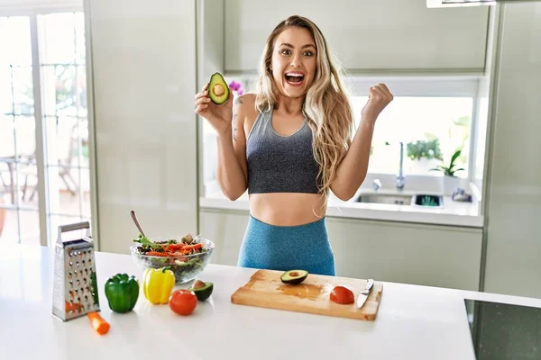 Junge Kaukasische Fitness Frau Sportkleidung Die Der Küche Gesunden Salat — Stockfoto