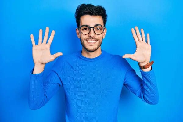 Молодий Іспаномовний Чоловік Носить Повсякденний Одяг Окуляри Показуючи Вказуючи Пальцями — стокове фото