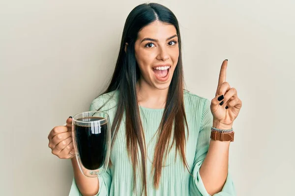 Genç Spanyol Kadın Bir Fincan Kahve Içip Gülümsüyor Bir Fikirle — Stok fotoğraf