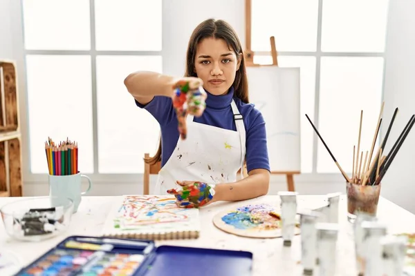 Jonge Brunette Vrouw Kunststudio Met Geschilderde Handen Kijken Ongelukkig Boos — Stockfoto