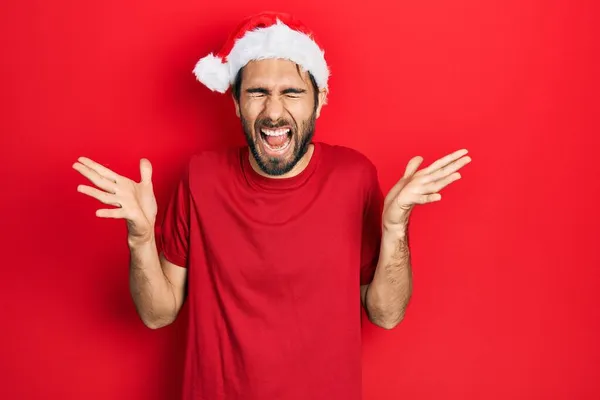 Joven Hombre Hispano Con Sombrero Navidad Celebrando Loco Loco Por — Foto de Stock