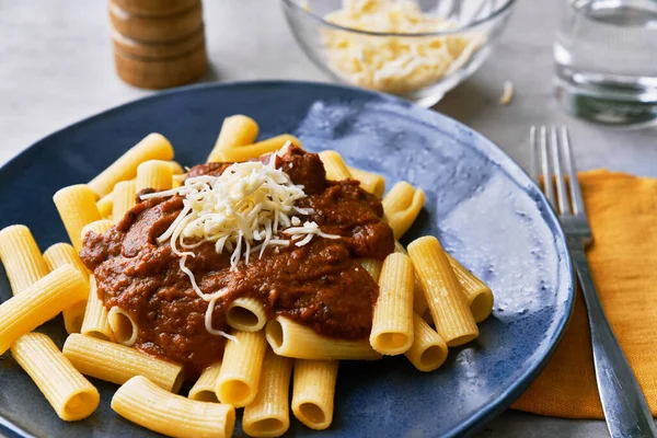 Plaat Van Macaroni Italiaanse Pasta Met Tomatensaus Kaas Een Betonnen — Stockfoto