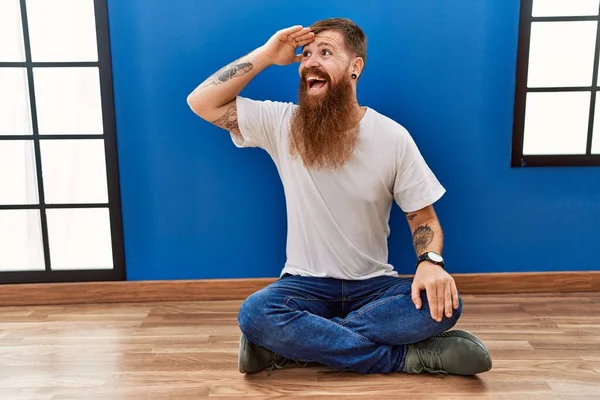 Roodharige Man Met Lange Baard Zit Vloer Een Lege Kamer — Stockfoto