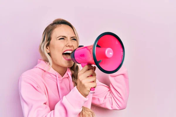 Jovem Bela Loira Caucasiana Mulher Gritando Gritando Através Megafone Sobre — Fotografia de Stock