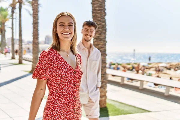 Jong Hispanic Paar Vakantie Glimlachend Gelukkig Wandelen Het Strand — Stockfoto