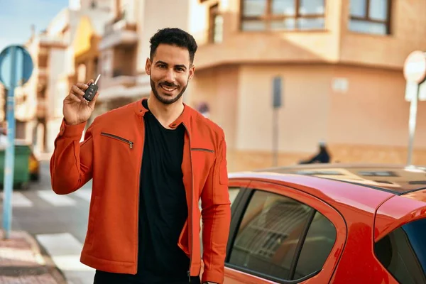 Şehirde Yeni Bir Arabanın Anahtarı Spanyol Genç Adamda — Stok fotoğraf