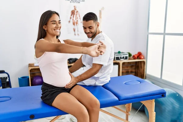 Latijnse Man Vrouw Dragen Fysiotherapeut Uniform Tijdens Een Zwangerschapsafkicksessie Fysiotherapie — Stockfoto