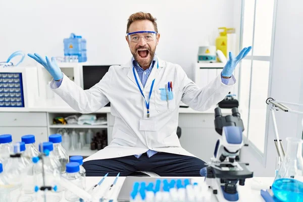 腕を上げて成功のために狂気と狂気を祝う科学研究所で働く中年の男は興奮して叫んで目を閉じて 勝者のコンセプト — ストック写真