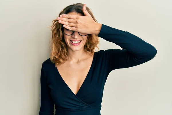 Jonge Blanke Vrouw Met Een Zakelijk Shirt Een Bril Lachend — Stockfoto