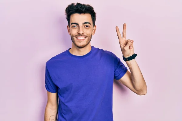 Gündelik Tişört Giyen Genç Spanyol Adam Iki Numarayı Gösterip Işaret — Stok fotoğraf