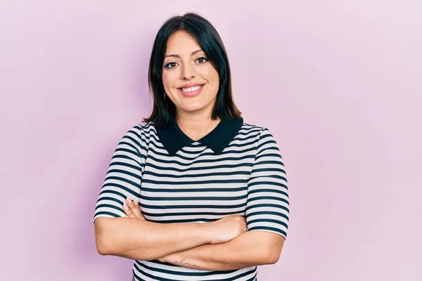 Jeune Femme Hispanique Avec Les Bras Croisés Geste Souriant Avec — Photo