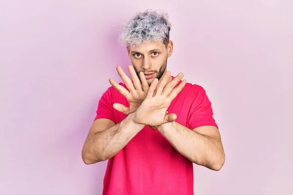 Ung Latinamerikansk Man Med Modernt Färgat Hår Bär Casual Rosa — Stockfoto