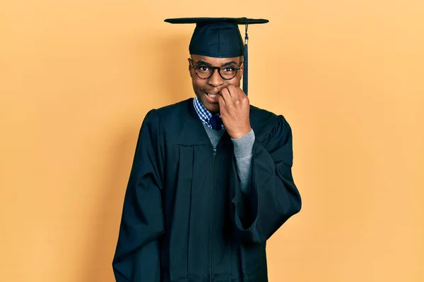 Ein Junger Afrikanisch Amerikanischer Mann Mit Abschlussmütze Und Zeremoniengewand Sieht — Stockfoto