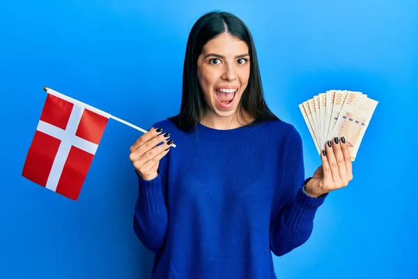 Fiatal Spanyol Kezében Denmark Zászló Krone Bankjegyek Ünnepli Őrült Csodálkozott — Stock Fotó
