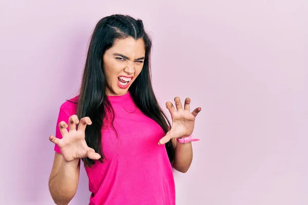 Νεαρό Ισπανόφωνο Κορίτσι Φορώντας Casual Ροζ Πουκάμισο Χαμογελώντας Αστείο Κάνει — Φωτογραφία Αρχείου
