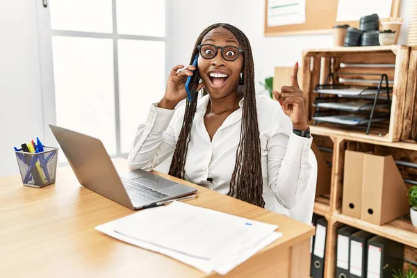 Mujer Negra Con Trenzas Trabajando Oficina Hablando Por Teléfono Señalando — Foto de Stock