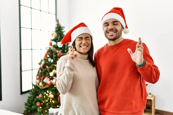 Jong Latijns Amerikaans Echtpaar Dat Bij Kerstboom Staat Met Een — Stockfoto