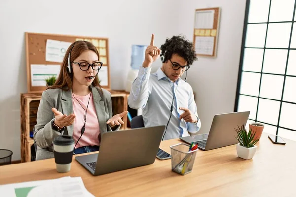 Twee Call Center Agenten Geconcentreerd Met Videogesprek Met Behulp Van — Stockfoto