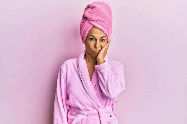 Middelbare Leeftijd Spaanse Vrouw Het Dragen Van Douche Handdoek Badjas — Stockfoto