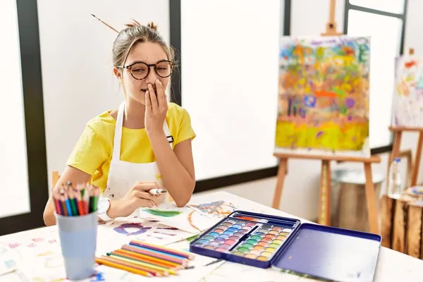 Young Brunette Teenager Art Studio Laughing Embarrassed Giggle Covering Mouth — Stock Photo, Image