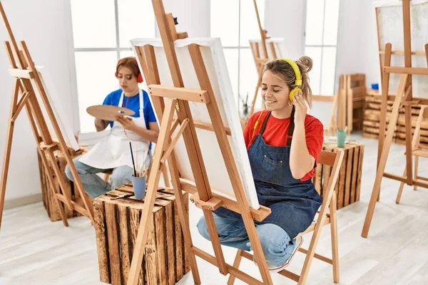 Deux Artistes Étudiantes Souriantes Heureuses Écoute Peinture Musicale École Art — Photo