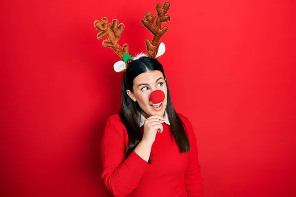Mulher Hispânica Jovem Usando Chapéu Natal Veado Nariz Vermelho Olhando — Fotografia de Stock